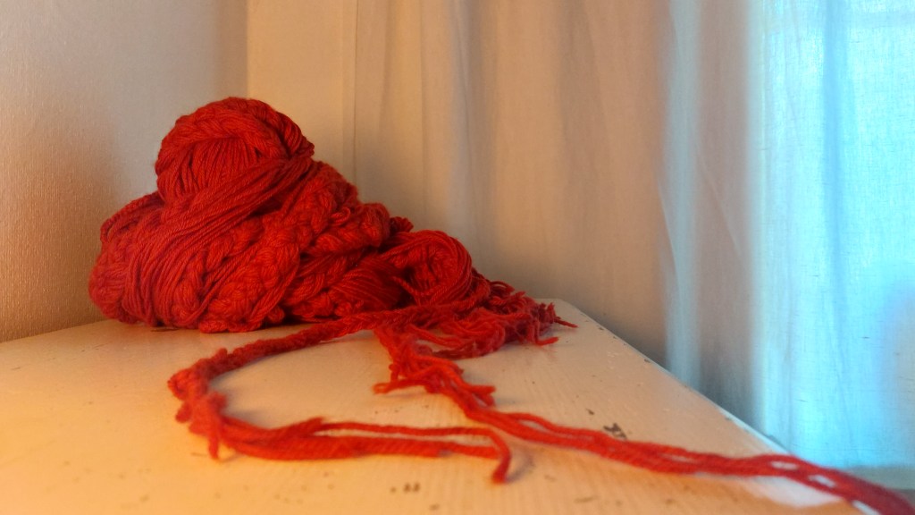 Tulevat elävät meissä -esityksessä punotut rukoukset. Osallistava performanssi jossa Inkeri Kurkilahti välitti karjalaista perinnettä.