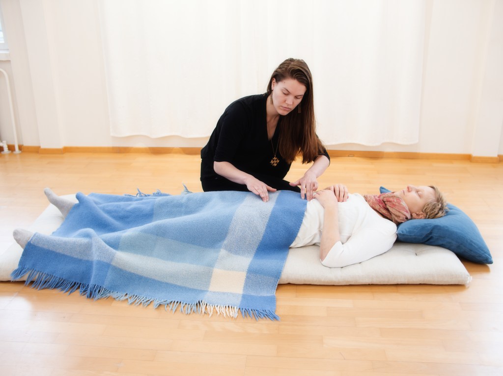 Inkeri Kurkilahti perinteinen kansanparantaja Turku. Traditional bodywork Turku region.